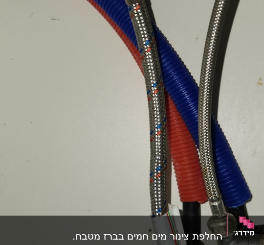 צינורות מים אדומים וכחולים עם מחברים מתכתיים